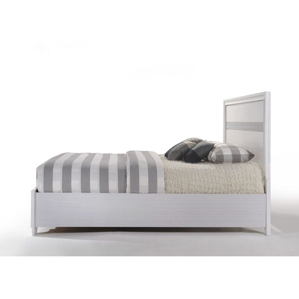 White queen bed by Acme additional picture 6