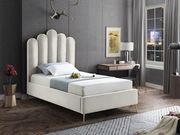 Velvet contemporary floral design queen bed by Meridian additional picture 5