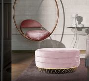 Round ottoman / coffee table in pink velvet by Meridian additional picture 2