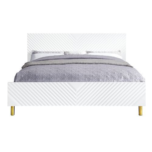 White high gloss finish wave pattern design king bed by Acme