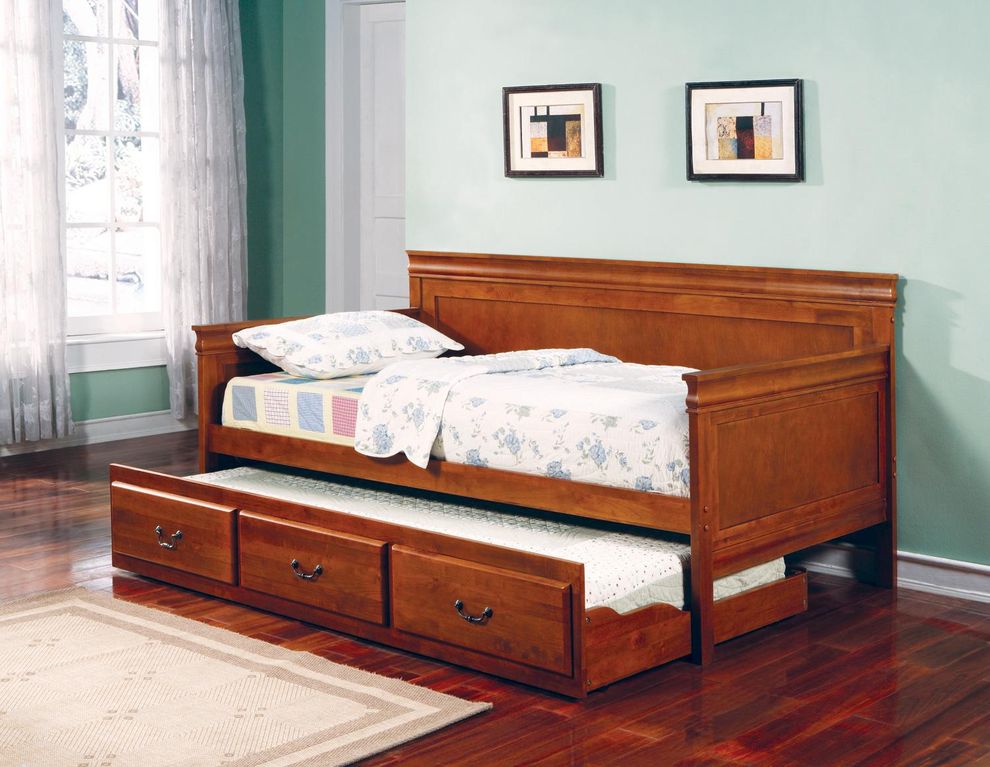 Oak color solid wood daybed w/ trundle by Coaster
