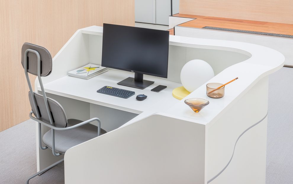 Ultra-contemporary reception desk extras by MDD