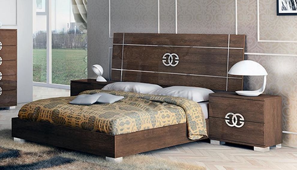 Stylish modern cognaq lacquer king size bed by Status Italy
