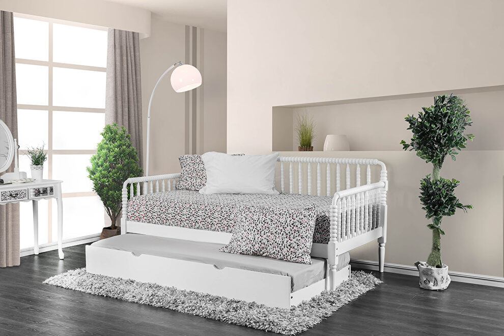 Solid wood traditional twin daybed in white finish by Furniture of America