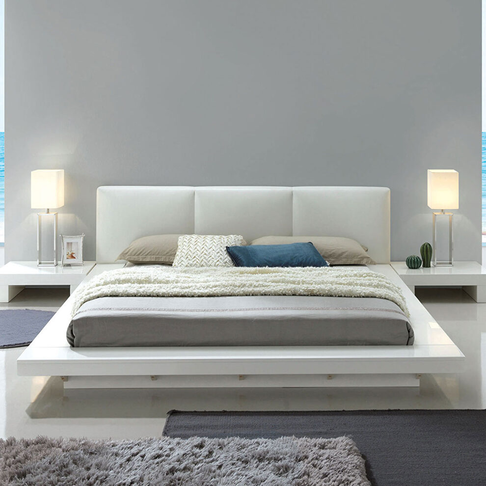 White high gloss lacquer coating padded headboard low profile king bed by Furniture of America