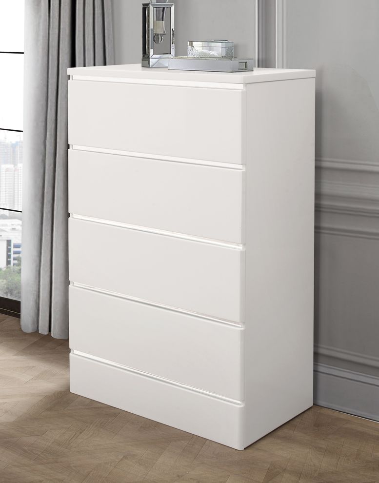 Casual style white rubberwood chest by Global