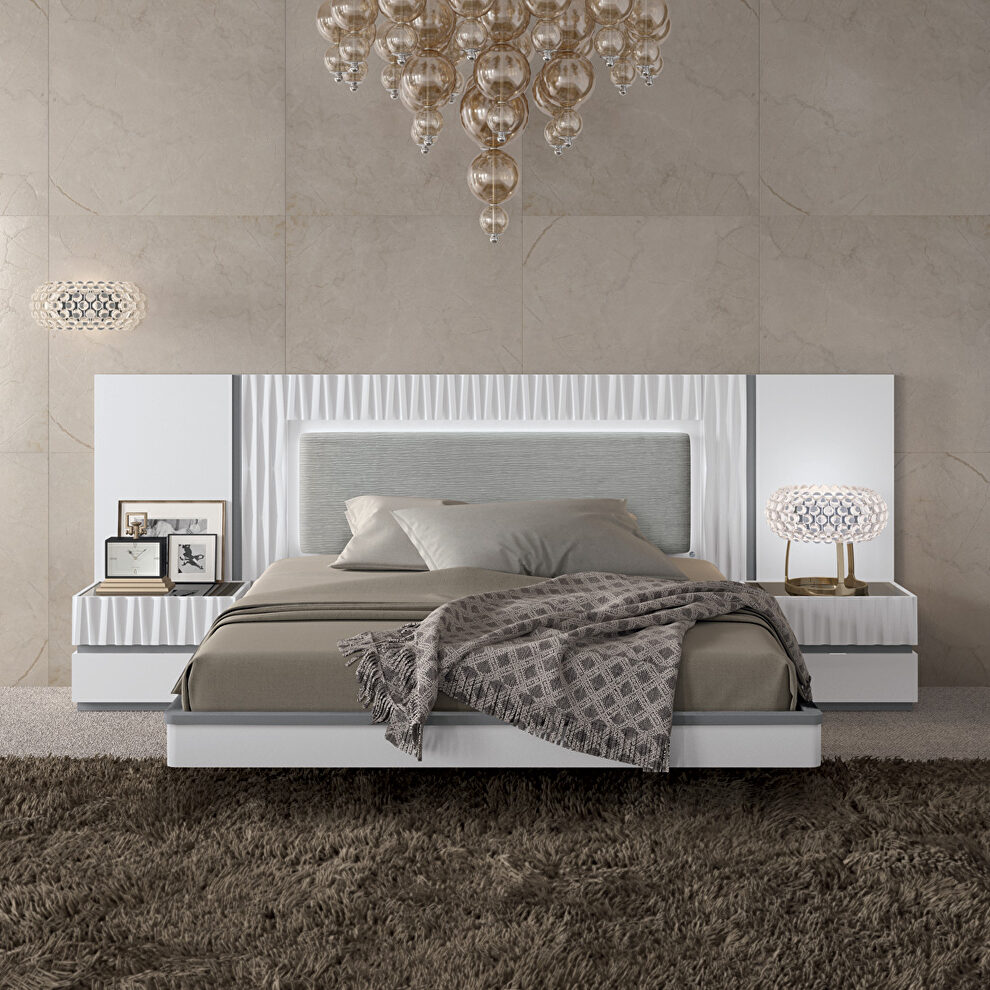 Contemporary white European style king bed by Garcia Sabate Spain