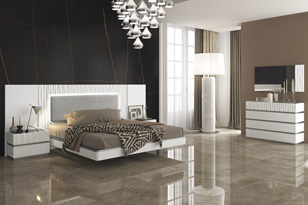 Contemporary white European style bedroom by Garcia Sabate Spain