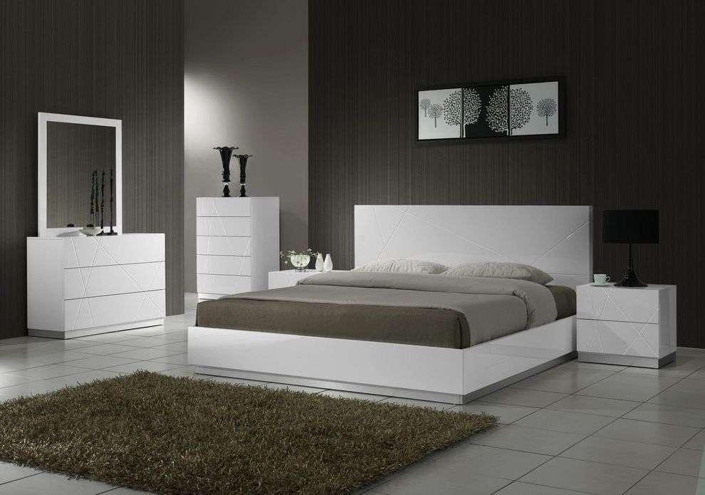 Contemporary high-gloss bed in white by J&M