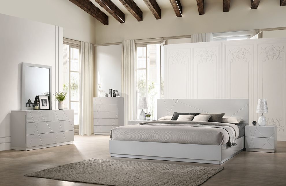 Contemporary high-gloss bed in light gray by J&M
