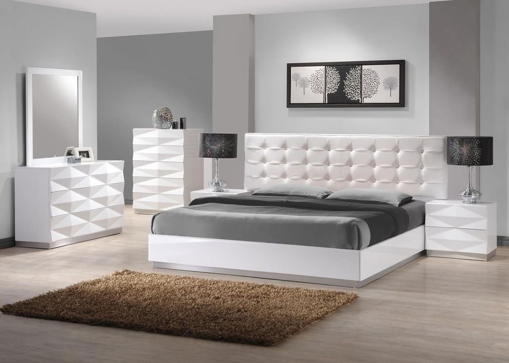 White contemporary king size 5pcs bed set by J&M