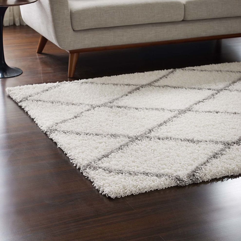 Contemporary rug 5x8 in diamond shape by Modway