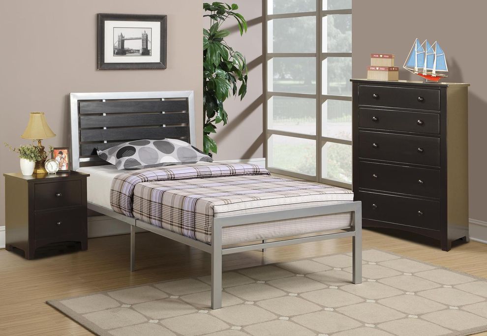 Kids platform bed in twin size by Poundex