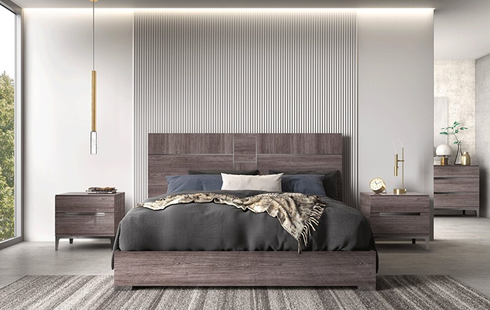 Lacquered Italian modern platform king bed in high-gloss by Status Italy