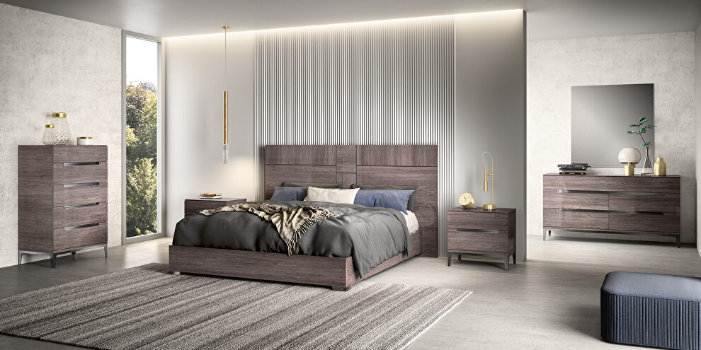 Lacquered Italian modern queen platform bed in high-gloss by Status Italy