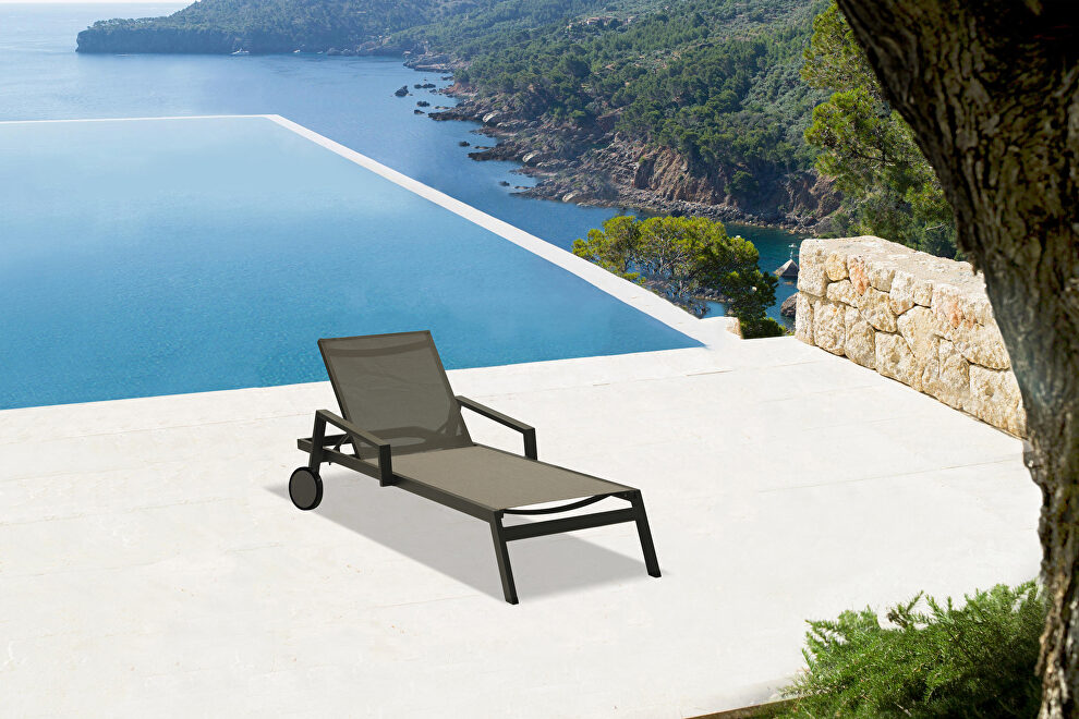 Outdoor chaise lounge in gray aluminum by Whiteline 