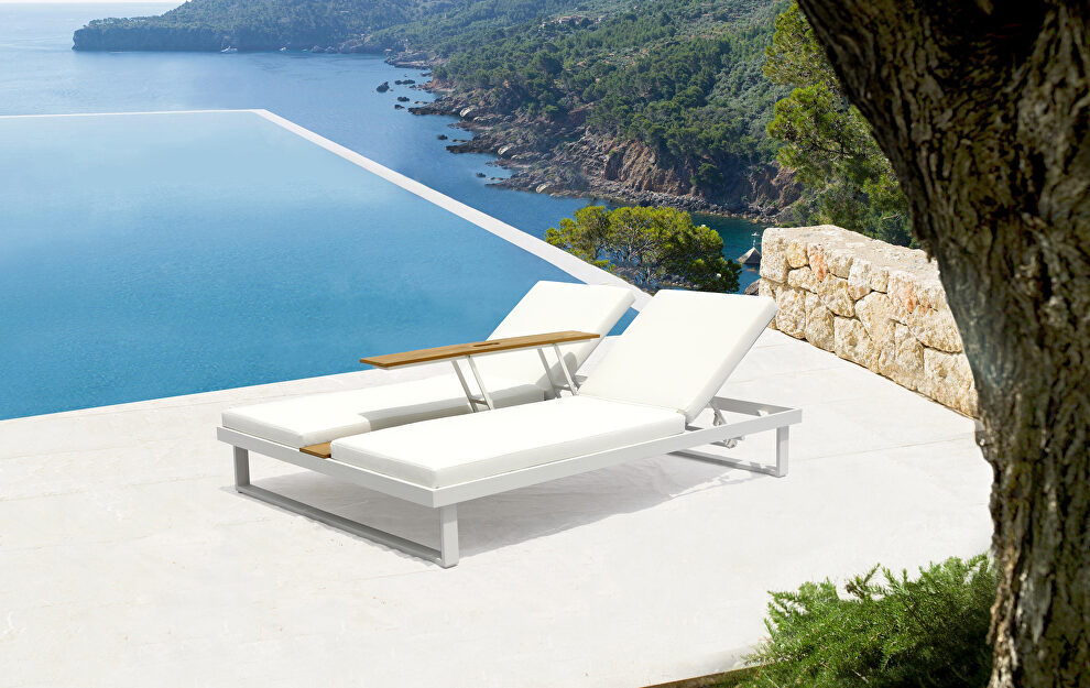 Double lounge chair with middle table in white by Whiteline 