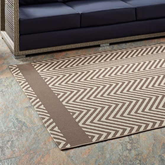 Indoor/outdoor area rug with end borders