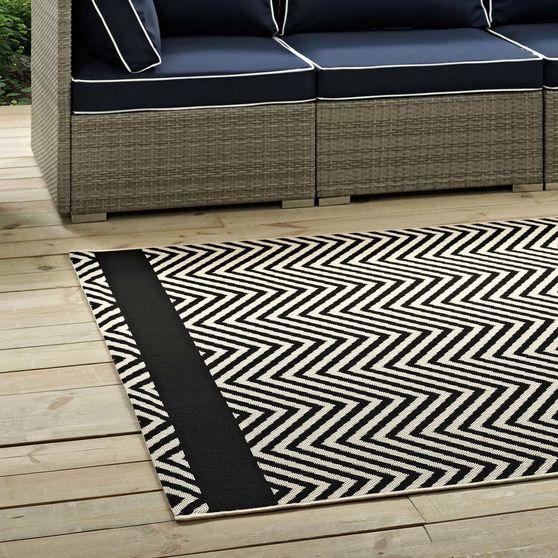 Indoor/outdoor area rug with end borders