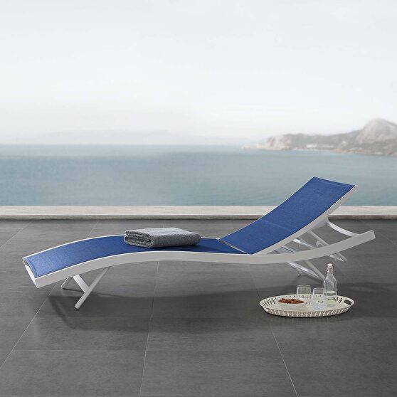 Outdoor patio mesh chaise lounge chair in white/ navy