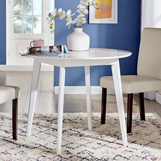 Round dining table in white