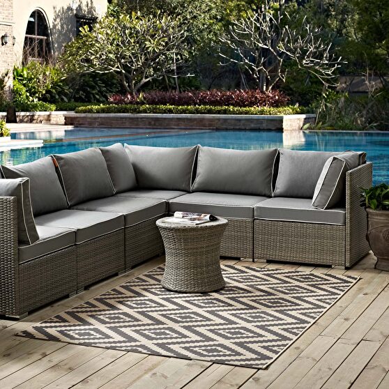 Geometric diamond trellis indoor and outdoor area rug in gray/ beige