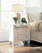 Sandy (White) Three-drawer white nightstand with tray