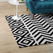Geometric chevron / diamond black/white area rug